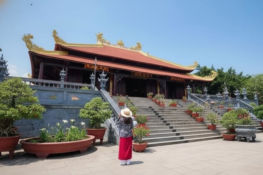 Chùa mang đậm kiến trúc Phật giáo bắc tông, mái ngói đỏ tươi, đầu đao cong vút.